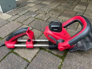 lot 113 image: Craftsman 22 Inch Bushwacker Hedge Trimmer Model 172794430