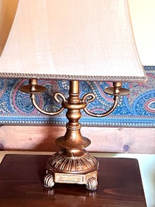 lot 39 image: Decorative Tri-Socket Table Lamp