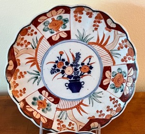 lot 10 image: Two Japanese Vintage Scalloped Edge Imari Plates