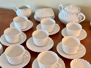 lot 37 image: Vintage Tea Service Items
