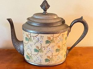 lot 34 image: Two Vintage Teapots and a Vintage Creamer