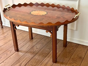 lot 173 image: Beautiful Vintage Inlaid Coffee Table