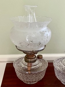 lot 163 image: Antique Glass Oil Lamp