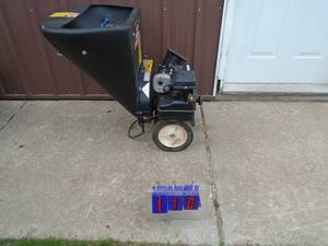 Cycle action leaf & branch chipper & shredder. Used condition. Tested & works. As shown.