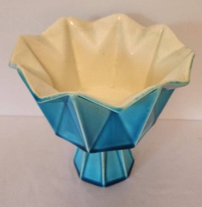 lot 110 image: Vintage Red Wing Retro Belle Logan Prismatique Footed Pedestal Planter