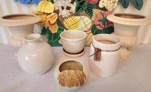 lot 113 image: Flowery Grouping of Pots and Decor
