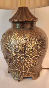lot 118 image: Floral Accented Brass Lamp