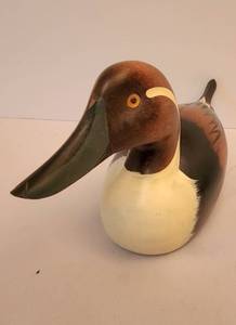 lot 129 image: Beautiful Carved Mallard