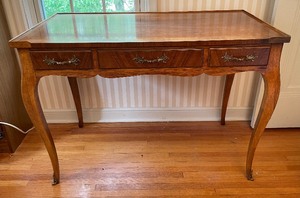 lot 143 image: Distinctive Vintage 3 Drawer Desk