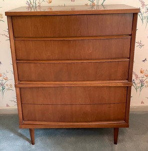 lot 9 image: Vintage Mid Century Four  Drawer Dresser by Bassett Furniture