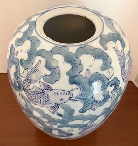 lot 189 image: Vintage Porcelain Ginger Jar with Coy Fish Accents