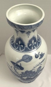 lot 208 image: Delightful Blue and White Vintage Vase