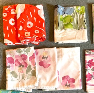 lot 210 image: Variety of Vintage Sheets and Pillowcases