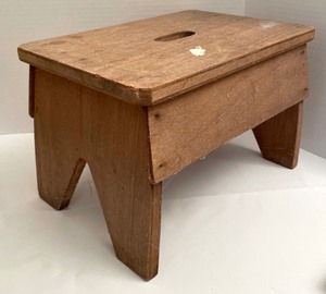 lot 214 image: Delightful Decor