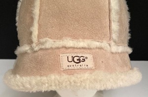 lot 221 image: Hat by Ugg