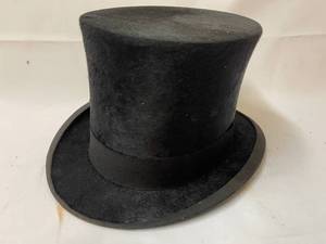lot 262 image: Vintage Lightness Solidity Elegance Top Hat with Leather Case