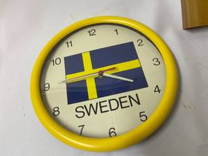 lot 267 image: Two Battery Operated Wall Clocks