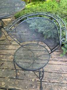 lot 282 image: Metal Mesh Patio Table with 4 Matching Chairs