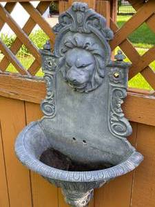 lot 286 image: Wall Mount Metal Lion Themed Patio Planter