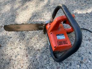 lot 295 image: Village Blacksmith 10 Inch Electric Chainsaw Model 9110TO