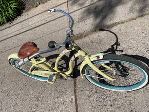 lot 303 image: Trek Womans Bike with Bontrager Tires and Pedals