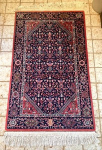 lot 351 image: Lovely Vintage Rug