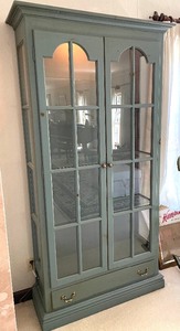 lot 2 image: Vintage Distressed Painted Glass Front Display Cabinet with Glass Shelves and Light