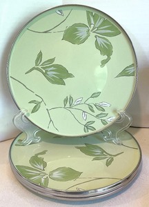 lot 366 image: Fun Floral Finds