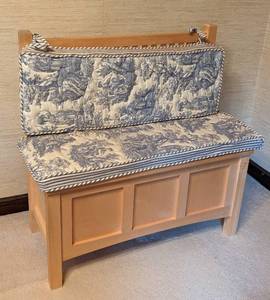 lot 62 image: Blonde Wood Storage Bench