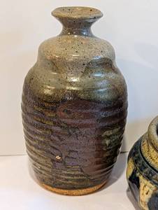 lot 83 image: Pretty Pottery Pieces