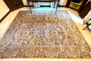 lot 8 image: Gorgeous Area Wool Rug