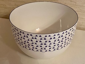 lot 32 image: Vintage Arabia Finland Blue and White Clover Enamel Bowl