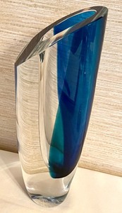 lot 12 image: Gorgeous Gran Wrff Sydney Blue Art Glass Vase