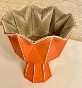 lot 15 image: Red Wing Retro Belle Logan Prismatique Footed Pedestal Planter