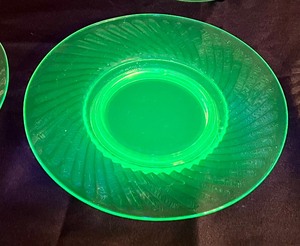 lot 22 image: Set of Six Vintage Uranium Glass Luncheon Plates and Tumblers
