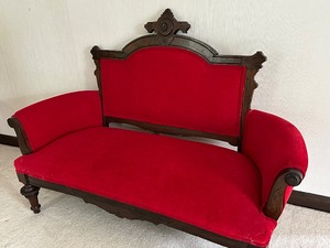 lot 10 image: Antique Walnut Victorian Upholstered Sofa