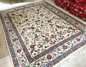 lot 46 image: Beautiful Area Wool Rug