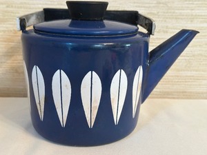 lot 25 image: Vintage Cathrineholm Enamel Teapot