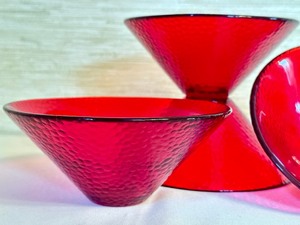 lot 56 image: Set of Four Beautiful Ruby Red Pebble Glass Bowls
