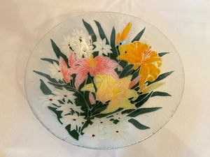 lot 57 image: Beautiful Art Glass Style Decorative Floral Design Bowl