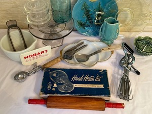 lot 381 image: Fun Vintage Decorative Kitchen Items