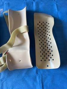 lot 74 image: 2 Wrist Splints Plus Extra - Pre-owned - Excellent Condition