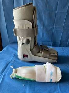 lot 75 image: 1 Breg Boot Brace Genesis Mid-Calf Full Shell Walker - Pre-owned Excellent Condition
