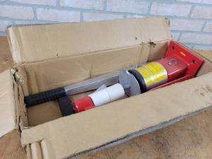 lot 755 image: Mini Tire C hanger - Northern Industrial Tools Model No. 13473