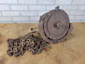 lot 802 image: Peerless Manual Chain Hoist - NO SHIPPING