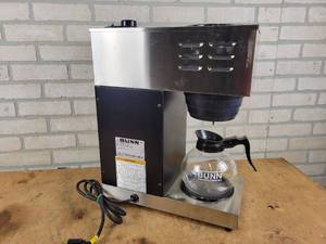 lot 830 image: BUNN VPR Series Commercial Coffee Maker with Carafe - NO SHIPPING
