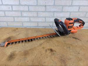 lot 834 image: Black & Decker 20 Electric Hedge Trimmer - WORKS - NO SHIPPING