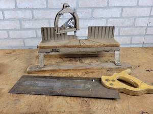 lot 843 image: Vintage Cast Iron CRAFTSMAN Miter Box and Saw