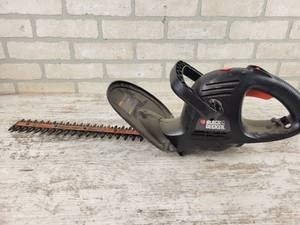lot 873 image: Black & Decker 16 Electric Hedge Trimmer - Tested and Works - NO SHIPPING