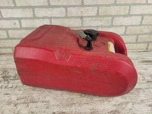 lot 893 image: Attwood 6-Gallon Poly Marine Fuel Tank - NO SHIPPING